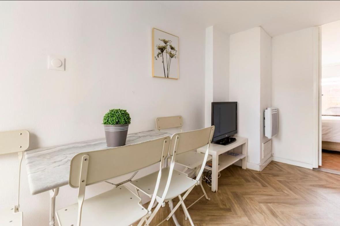 Escapade Pres De Lille - Appartement Charmant Avec Terrasse Et Parking Privee Mons-en-Baroeul Exteriör bild